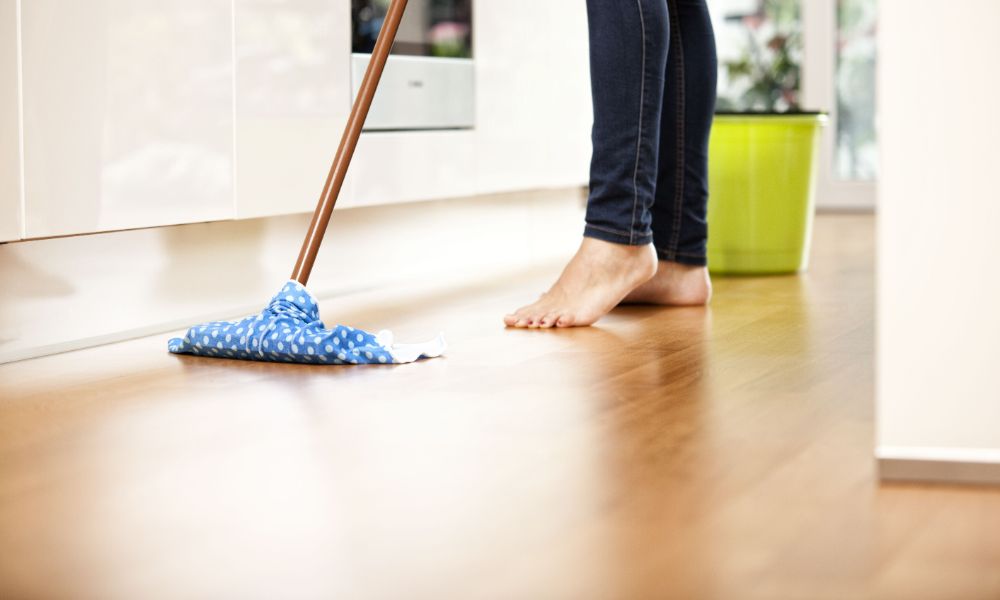Cleaning Wood Floors with Fabuloso